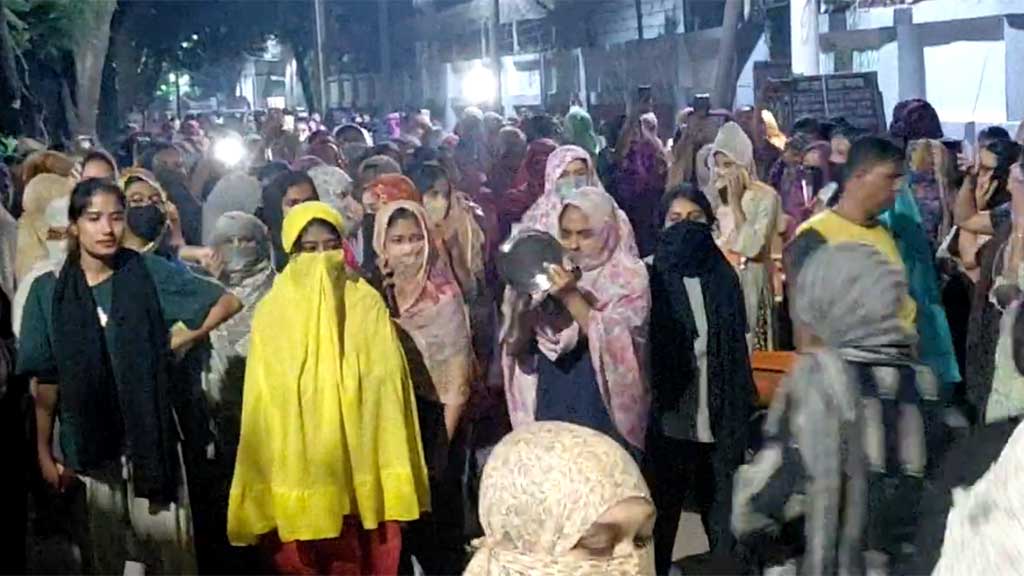 ইডেনে ছাত্রীসংস্থার বিক্ষোভ নিয়ে পাল্টাপাল্টি অভিযোগ, উত্তেজনা