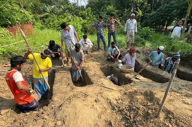 পাশাপাশি কবরে মা-সন্তানসহ পাঁচজনের দাফন