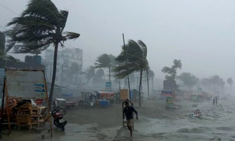 ১০ অঞ্চলে ঝোড়ো হাওয়ার পূর্বাভাস, নদীবন্দরে সতর্ক সংকেত