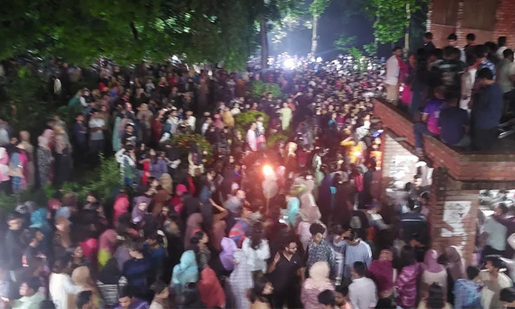 জাবিতে ছাত্রীকে ধর্ষণচেষ্টা, আন্দোলনে নেমে বিভক্ত শিক্ষার্থীরা