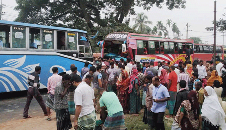ধামরাইয়ে দুই বাসের মুখোমুখি সংঘর্ষে আহত ৩০