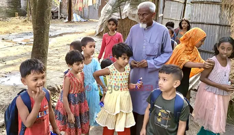 ৫২ বছর ধরে শিক্ষার আলো ছড়াচ্ছেন ‘এক টাকার মাস্টার’