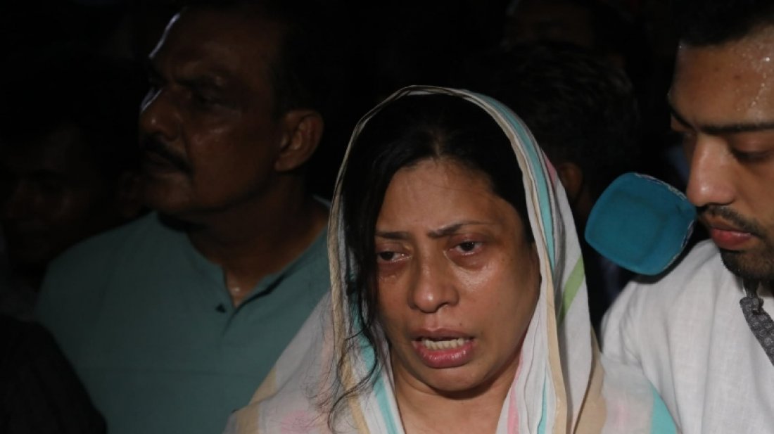 মেয়ের ছবি না তুলতে অনুরোধ মায়ের