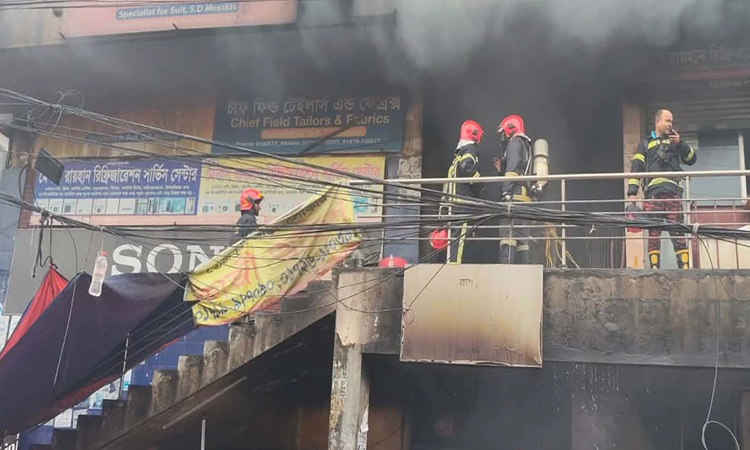 বিজয় সরণির কলমিলতা বাজারে আগুন, নিয়ন্ত্রণে ১০ ইউনিট