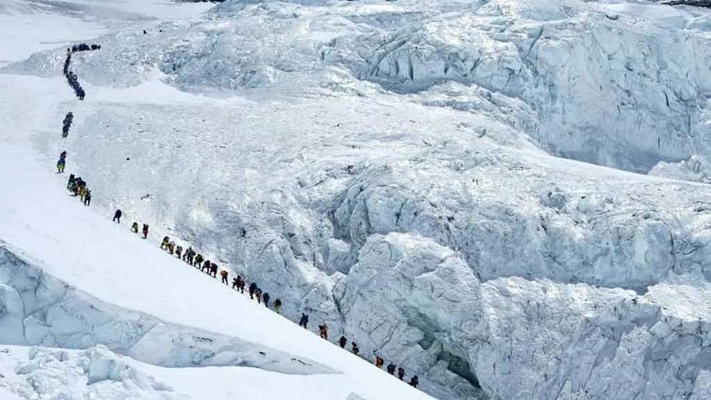 একদিনে এভারেস্টে রেকর্ড ২৭৪ আরোহী