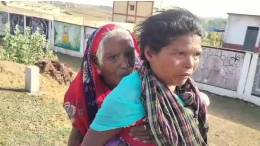 ৯০ বছরের শাশুড়িকে পিঠে নিয়ে ব্যাংকে পুত্রবধূ