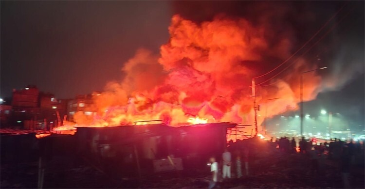 ঢাকার কালশী বস্তিতে ভয়াবহ অগ্নিকাণ্ড, ফায়ার সার্ভিসের সাত ইউনিট কাজ করছে