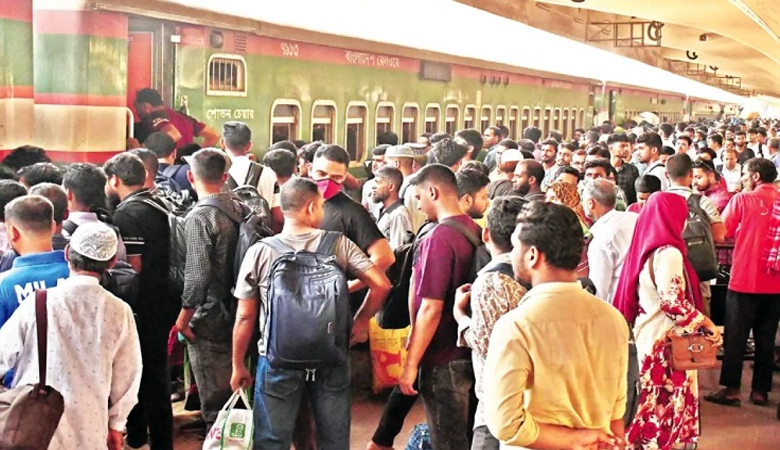 কমলাপুরে ঘরমুখো মানুষের উপচেপড়া ভিড়