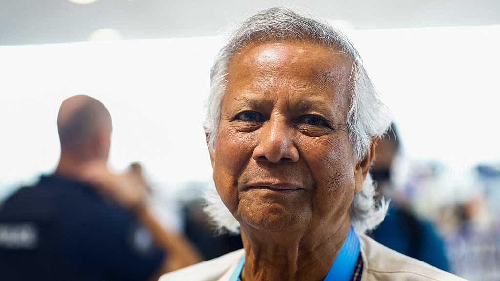 ফ্রান্সের উদ্দেশে ঢাকা ছাড়লেন ড. মুহাম্মদ ইউনূস