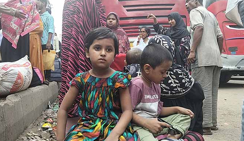 ঈদের পরদিনও ঢাকা ছাড়ছেন অনেকে, নেওয়া হচ্ছে বাড়তি ভাড়া