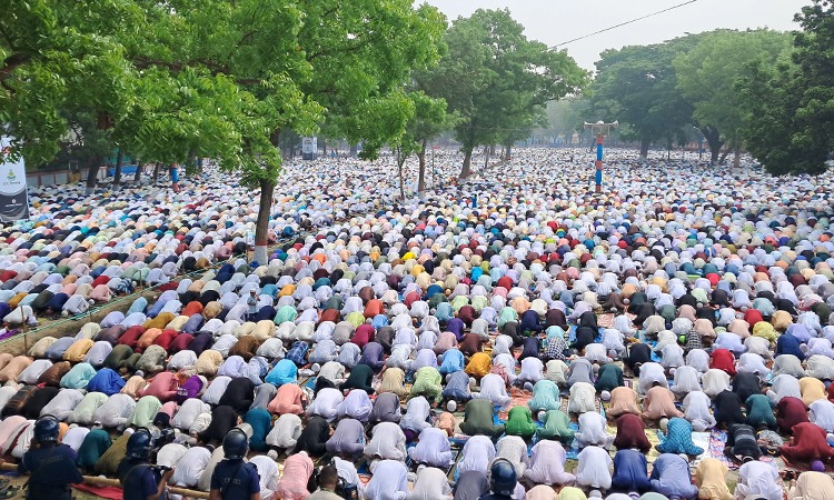 দেশজুড়ে ধর্মীয় ভাবগাম্ভীর্যে ঈদুল আজহা উদযাপন