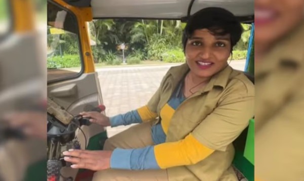 আইটি চাকরি ছেড়ে অটোরিকশা চালান নারী