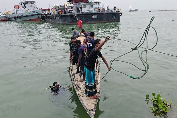 দৌলতদিয়ায় ফেরি থেকে নিয়ন্ত্রণ হারিয়ে আবারো পদ্মা নদীতে বাস