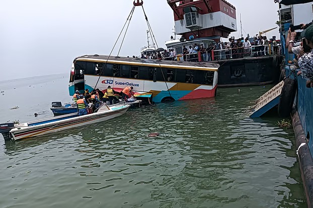দৌলতদিয়ায় নদীতে পড়া বাস উদ্ধার, রক্ষা পেল ৩৭ প্রাণ
