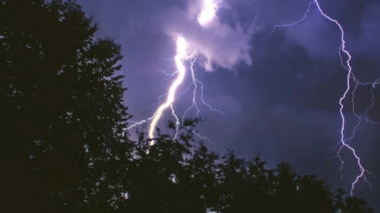 সাত জেলায় বজ্রপাতে আটজনের মৃত্যু