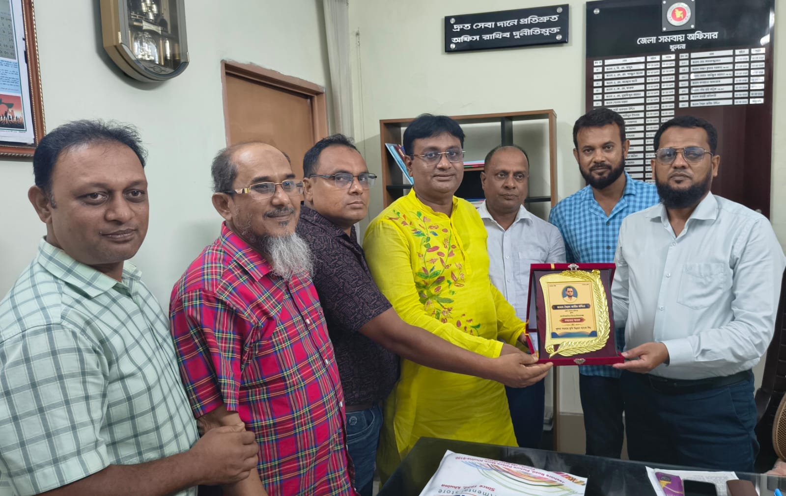 খুলনায় জেলা সমবায় কর্মকর্তাকে সংবর্ধনা