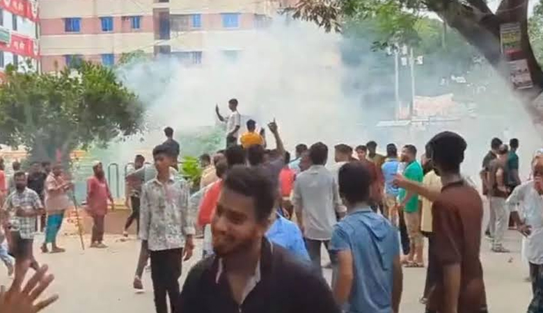 সৌদিতে ফেলে আসা লাগেজ নিয়ে ব্রাহ্মণবাড়িয়ায় দুই পক্ষের সংঘর্ষে আহত ১০