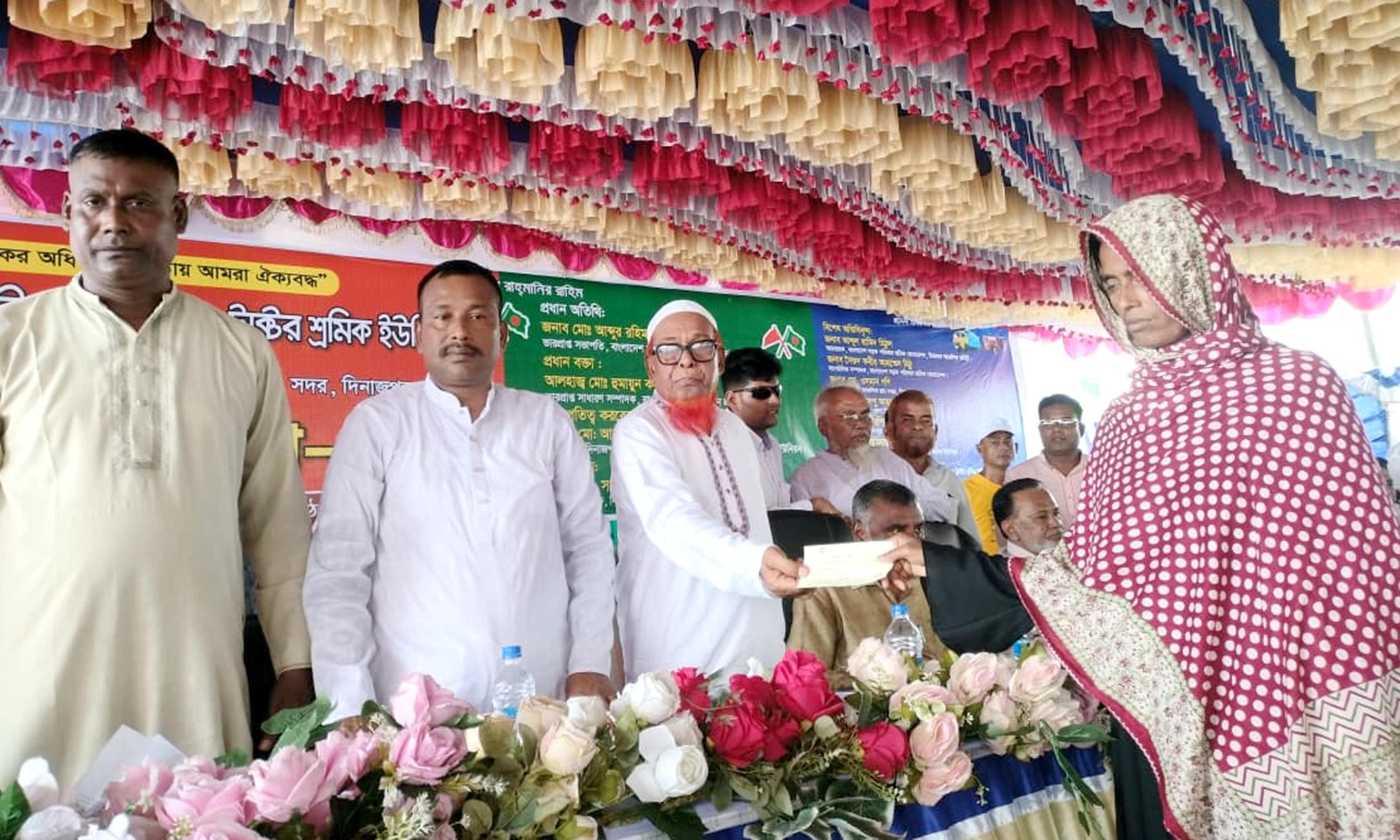 দিনাজপুরে শ্রমিক পরিবারে ২৫ লাখ ৮০ হাজার টাকা অনুদান