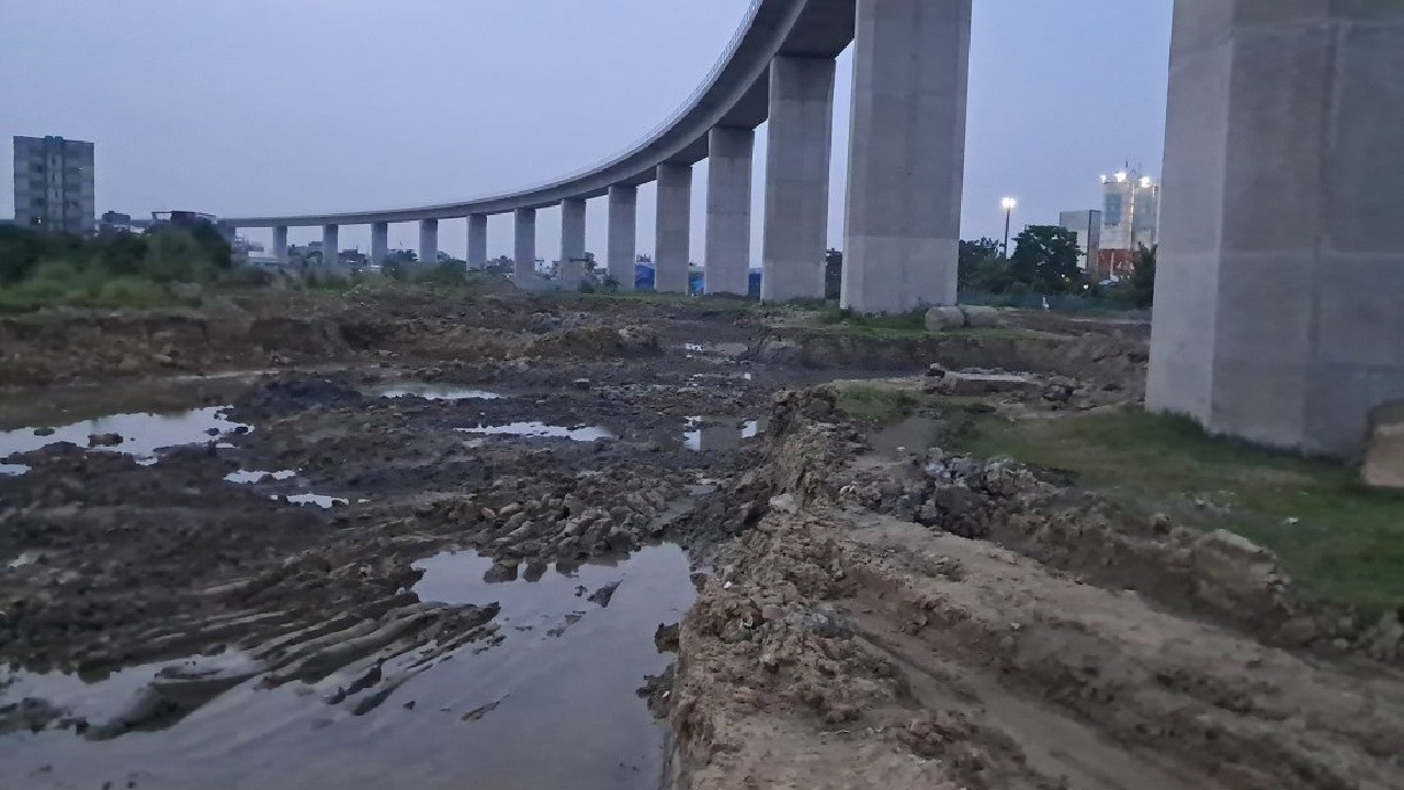পদ্মা রেল সেতুর নিচে মাটি কাটা বন্ধ