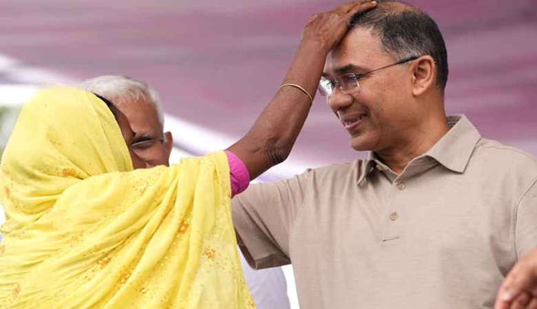 প্রধানমন্ত্রীর মাথায় হাত বুলিয়ে দোয়া করলেন এক বৃদ্ধা