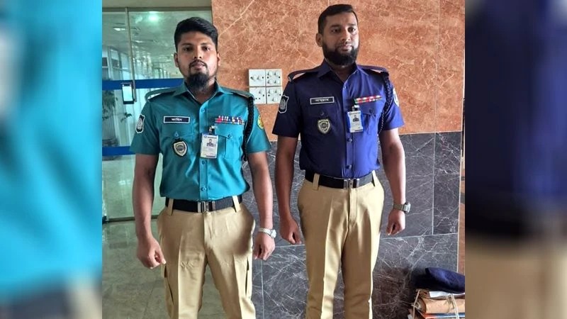 খাকি প্যান্ট ও নীল-জলপাই রঙের শার্টে ফিরছে পুলিশ