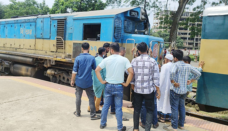 ফেনী স্টেশনে মেঘনা ট্রেনের ইঞ্জিন বিকল, আটকা ৮০০ যাত্রী