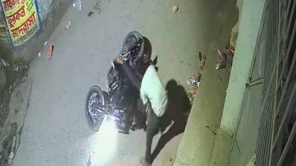 চলন্ত বাইকে ইটের আঘাতে আহত সেই তরুণ মারা গেছেন