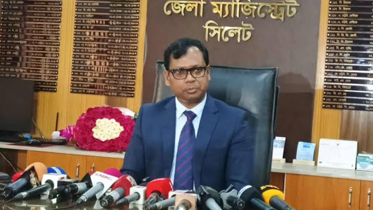 সিলেটের ডিসি সারওয়ার আলমকে পুনর্বহালের দাবিতে মানববন্ধন
