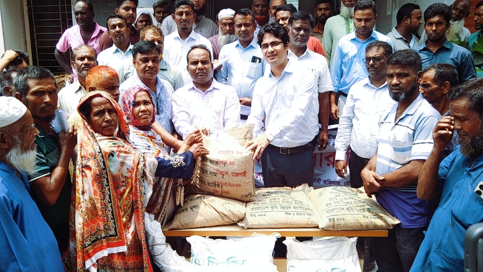 রৌমারীতে কৃষকদের মাঝে বিনা মূল্যে বীজ-সার বিতরণ