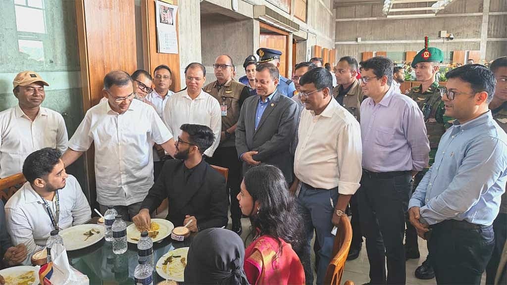 সংসদ অধিবেশন দেখতে আসা শিক্ষার্থী-শিক্ষকদের সঙ্গে প্রধানমন্ত্রীর মধ্যাহ্নভোজ