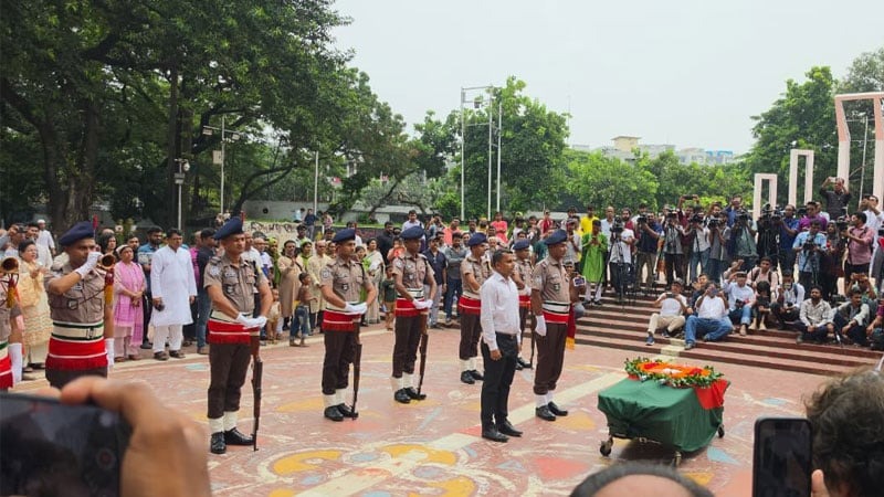 মুস্তাফা মনোয়ারকে শহীদ মিনারে শেষশ্রদ্ধা, রাষ্ট্রীয় গার্ড অব অনার