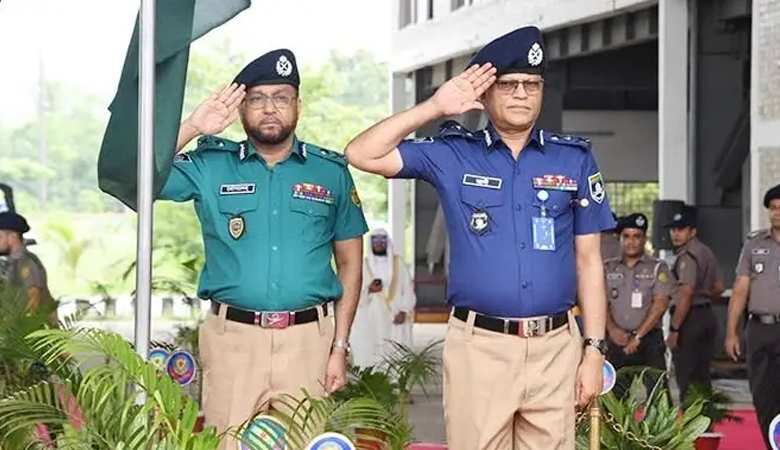 গাঢ় নীল-হালকা জলপাই শার্ট ও খাকি প্যান্টে ফিরেছে পুলিশ