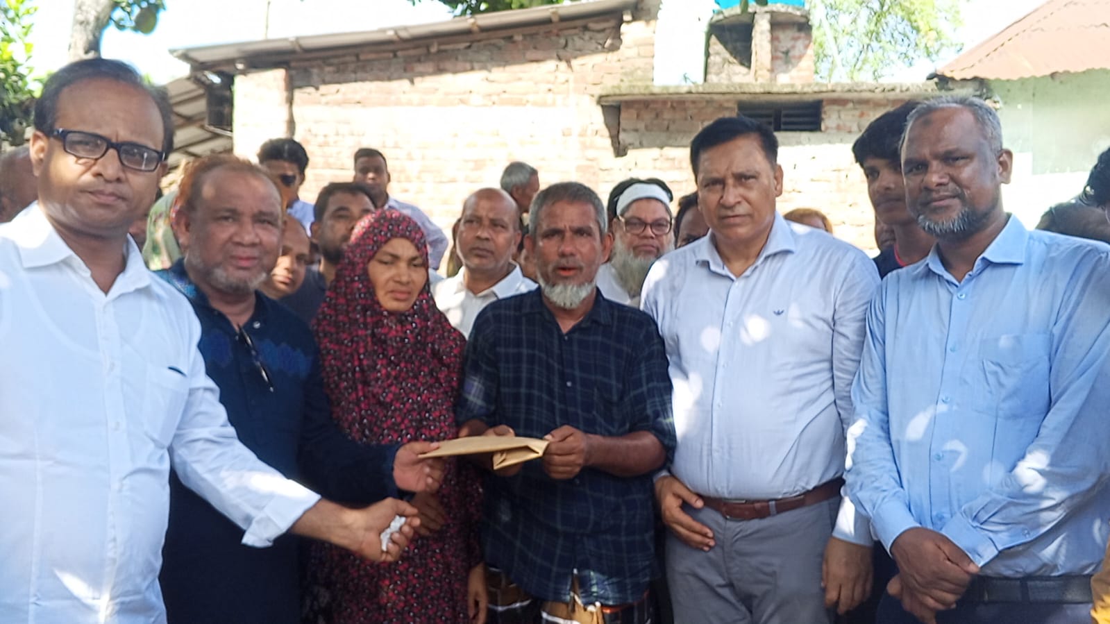 শিশু সানজিদার পরিবারকে তারাগঞ্জ উপজেলা বিএনপির সহায়তা