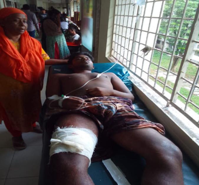 খুলনায় সন্ত্রাসীদের গুলিতে যুবক গুরুতর আহত