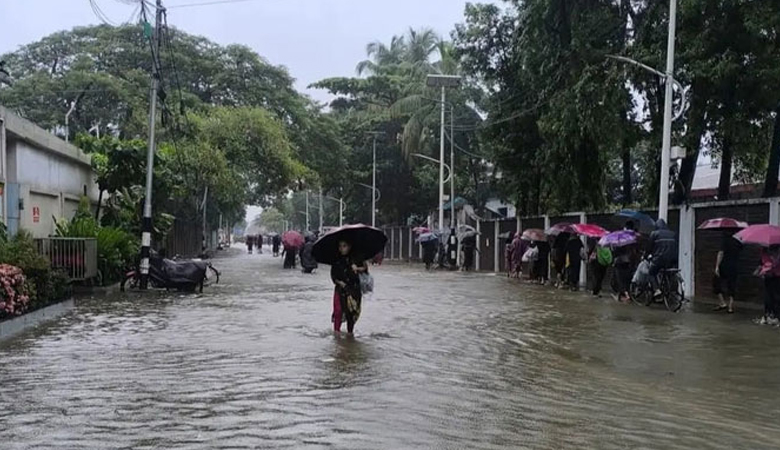 টানা বৃষ্টিতে চট্টগ্রাম অচল, ৩৩০ মিলিমিটার বর্ষণ