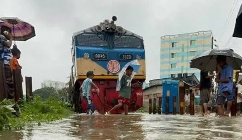তলিয়ে গেছে রেললাইন, চট্টগ্রামে আটকা কক্সবাজারগামী পর্যটক এক্সপ্রেস