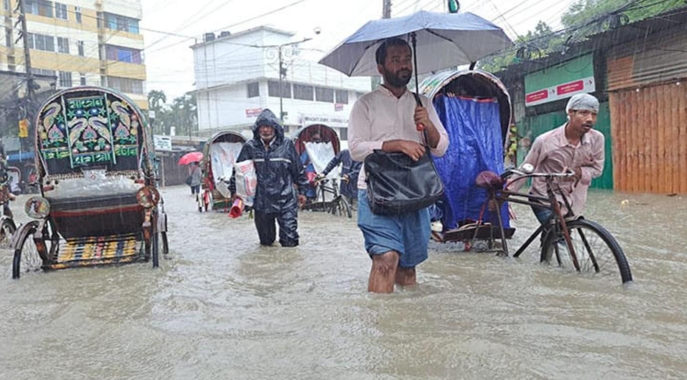 ৪২ বছরের রেকর্ড বৃষ্টিতে ডুবল চট্টগ্রাম, বন্যার শঙ্কা ১৬ জেলায়