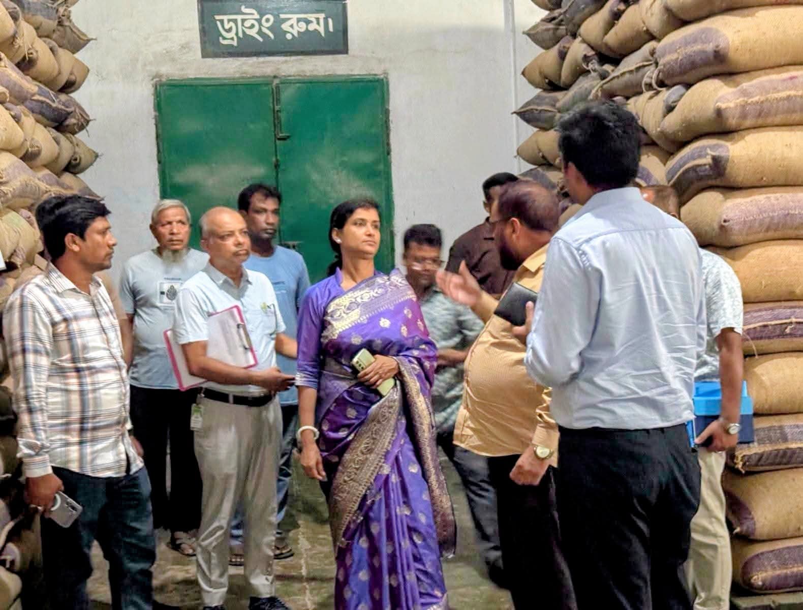 মেহেরপুরে বিএডিসির বীজ কেন্দ্র পরিদর্শনে জেলা প্রশাসক