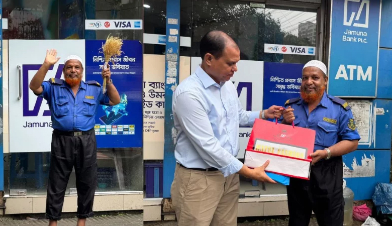 ধানের শীষ নিয়ে দাঁড়িয়ে থাকা সেই নিরাপত্তীরক্ষীকে উপহার পাঠালেন প্রধানমন্ত্রী