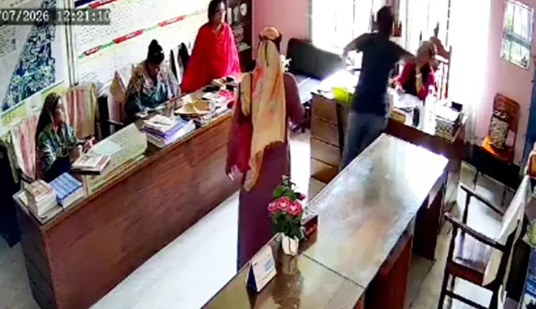সন্তানকে চড় মারায় স্কুলে গিয়ে প্রধান শিক্ষিকাকে থাপ্পড়
