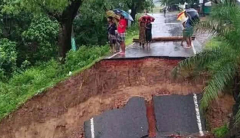 সেতু ধসে বিচ্ছিন্ন বান্দরবান-রাঙ্গামাটি সড়ক যোগাযোগ