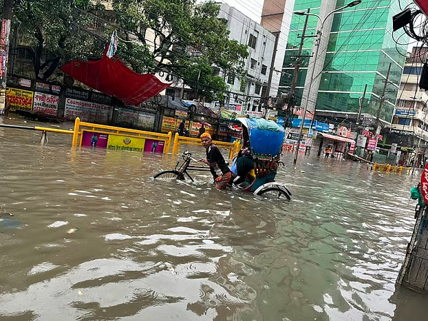 অঝোর বৃষ্টিতে জলমগ্ন ঢাকা, কিছু স্কুলের পরীক্ষা স্থগিত