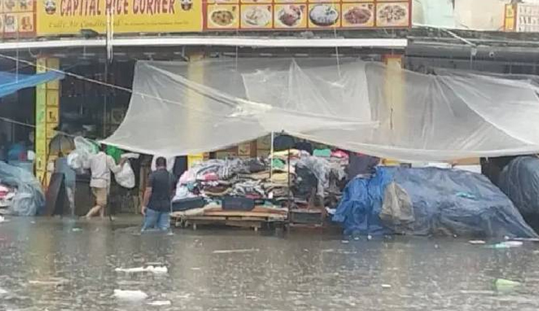 জলাবদ্ধ নিউমার্কেটে ১০ টাকার ভ্যান পারাপার