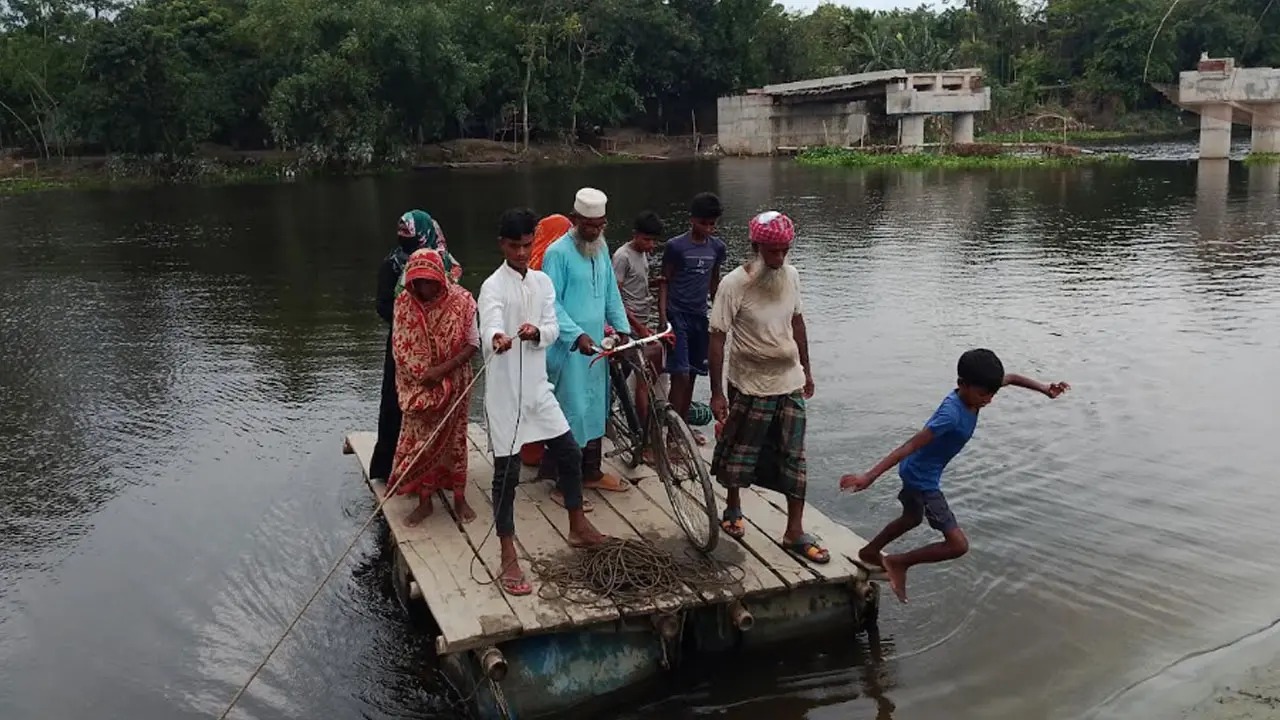 পাঁচ বছরেও শেষ হয়নি সেতু, ড্রামের ভেলায় ঝুঁকিপূর্ণ পারাপার