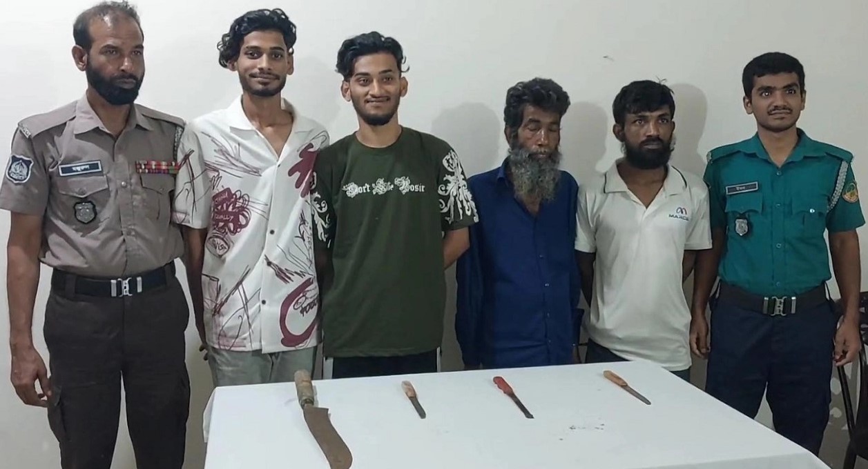 টঙ্গীতে দেশীয় অস্ত্রসহ ৪ ছিনতাইকারী গ্রেফতার