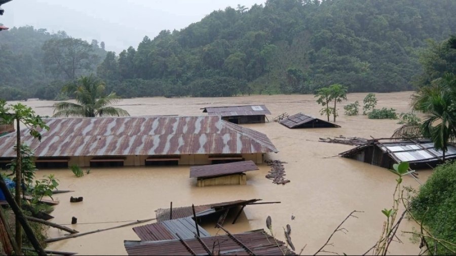 বন্যা মোকাবিলায় পরিবার সদস্যদের নিরাপদ রাখার প্রস্তুতি