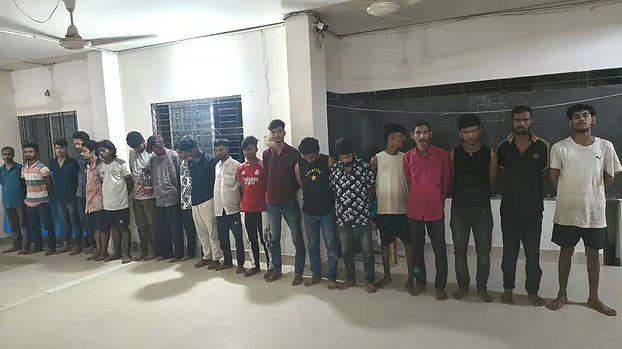 মাদকবিরোধী অভিযানে টঙ্গীতে ২০ আটক, পুলিশকে ঘেরাওয়ের চেষ্টা; ছোড়া হলো সাউন্ড গ্রেনেড