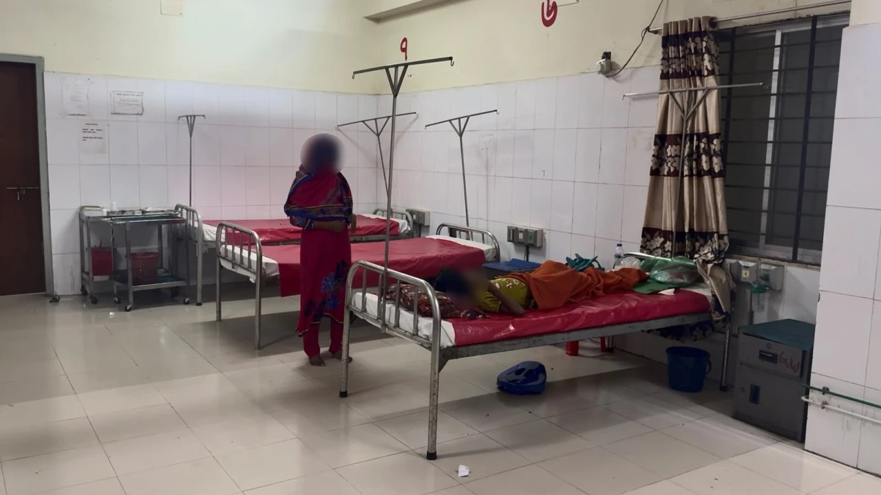 সাতক্ষীরায় স্কুলছাত্রী নির্যাতনের অভিযোগ, হাসপাতালে সাংবাদিকদের বাধা