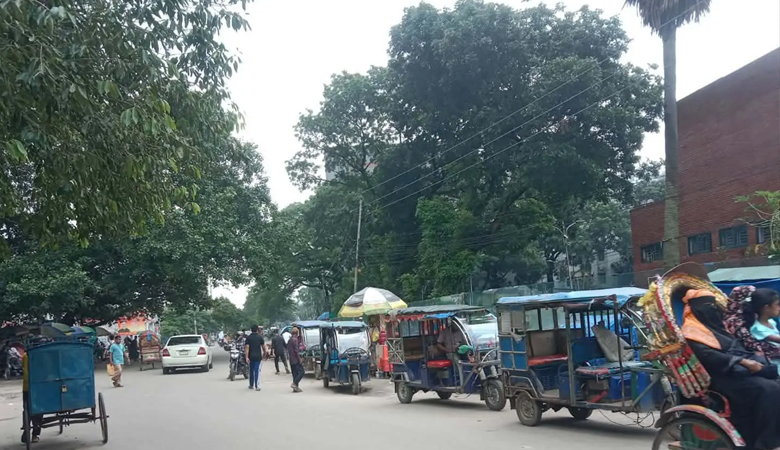 রোদ ফিরতেই স্বস্তির ছোঁয়া রাজধানীতে