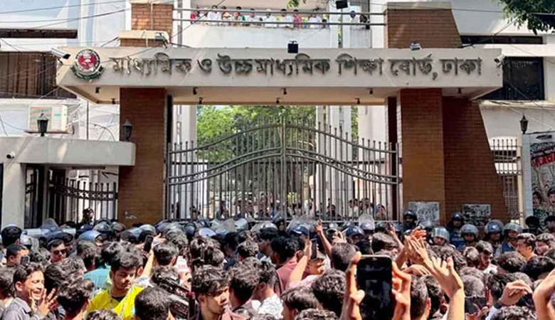 এবার ঢাকা শিক্ষাবোর্ড ঘেরাও করেছেন এইচএসসি পরীক্ষার্থীরা